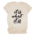 Detail eines beigen Baumwoll-T-Shirts mit schwarzem Aufdruck 'it is what it is' Schrift - Sand (Schwarze Schrift)