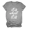 Detailansicht graues Kurzarm-T-Shirt mit weißem 'it is what it is' Schriftdruck-Motiv - Dunkelgrau (Weiße Schrift)