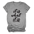 Detail eines grauen T-Shirts mit schwarzem it is what it is Aufdruck und Rundhals - Dunkelgrau (Schwarze Schrift)