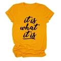 Detail des it is what it is Textdrucks auf dem senfgelben Kurzarm-T-Shirt aus Baumwolle - Senfgelb (Schwarze Schrift)