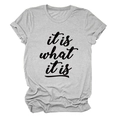Dettaglio delle maniche risvoltate e della stampa 'it is what it is' su t-shirt grigia - S / Grigio Chiaro (Carattere Nero)