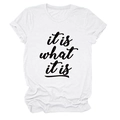 Dettaglio della stampa 'it is what it is' su t-shirt bianca in cotone a girocollo - S / Bianco (Caratteri Neri)