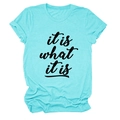 Detail eines hellblauen T-Shirts mit dem Text 'it is what it is' und umgeschlagenen Ärmeln - Tiefwasserblau (Schwarze Schrift)