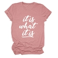 Detailansicht des staubrosa T-Shirts mit weißer 'it is what it is' Aufschrift vorne - Roségold (Weiße Schrift)