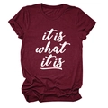 Detail eines burgunderfarbenen T-Shirts mit weißem 'it is what it is' Aufdruck und Baumwolle - Weinrot (Weiße Schrift)