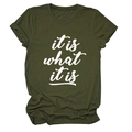 Detail der Rollbündchen und 'it is what it is' Druck auf armee-grünem Baumwoll-T-Shirt - Armeegrün (Weiße Schrift)
