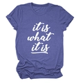 Detail der weißen 'it is what it is' Aufschrift auf lila Baumwollmischung Rundhals-T-Shirt - Retro Blau (Weiße Schrift)