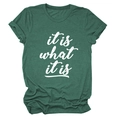 Detail des weißen 'it is what it is' Aufdrucks auf meliertem grünem T-Shirt-Baumwollstoff - Retro Grün (Weiße Schrift)