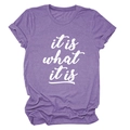 Detail eines violetten Baumwoll-T-Shirts mit 'it is what it is' Handschrift-Druck - Lila (Weiße Schrift)