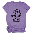 Detail eines lila Baumwoll-T-Shirts mit dem kunstvollen Schriftzug 'it is what it is' - Lila (Schwarze Schrift)