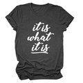 Detailansicht der Stoffstruktur und 'it is what it is' Aufdruck auf dem grauen T-Shirt - Dunkelgrau Meliert (Weiße Schrift)