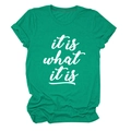 Detailansicht des grünen T-Shirts mit weißem it is what it is Slogan-Aufdruck auf der Brust - Dunkelgrün (Weiße Schrift)
