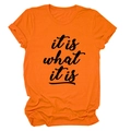 Detailaufnahme des Schriftzugs 'it is what it is' auf einem orangefarbenen Baumwoll-T-Shirt - Orange (Schwarze Schrift)