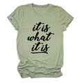 Detailansicht des Baumwoll-T-Shirts mit It Is What It Is Druck in Salbeigrün - Olivgrün (Schwarze Schrift)
