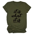 Olivgrünes T-Shirt aus Baumwolle mit schwarzem 'it is what it is' Schriftzug und Rollärmeln - Armeegrün (Schwarzer Text)