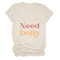 Détail de l'imprimé vintage Y'all Need Dolly sur un t-shirt à col rond couleur avoine - S / Sable
