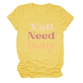 Gros plan sur l'imprimé rétro Y'all Need Dolly sur t-shirt jaune avec manches repliées - Jaune