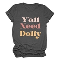 Détail de l'imprimé Y'all Need Dolly sur un t-shirt gris foncé à col rond et manches courtes - S / Gris foncé