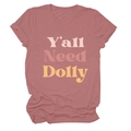 Gros plan du lettrage Y'all Need Dolly sur un t-shirt en coton rose poussiéreux - Or rose