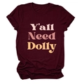 Détail de l'imprimé Y'all Need Dolly sur T-shirt en coton bordeaux à col rond et manches - Bordeaux