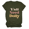 Détail de l'imprimé vintage Y'all Need Dolly sur un t-shirt en coton de couleur vert olive - Vert Militaire