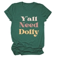 Gros plan sur la typographie Y'all Need Dolly du t-shirt vert foncé à col rond en coton - Vert Vintage