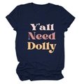 Gros plan détaillé de l'imprimé 'Y'all Need Dolly' sur un t-shirt en coton bleu foncé - Bleu Marine