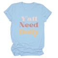 Détail d'un t-shirt bleu clair à col rond avec lettrage Y'all Need Dolly rose et orange - Bleu clair