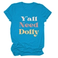 Détail du t-shirt bleu paon avec texte multicouleur Y'all Need Dolly imprimé sur le devant - Bleu lac