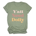 Détail d'un t-shirt vert sauge avec impression colorée de texte Y'all Need Dolly - Vert olive