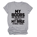 Dettaglio della t-shirt grigia a girocollo con trama in cotone e stampa di lettere nere - Grigio Chiaro (Font Nero)
