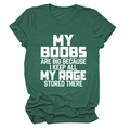 Dettaglio maglietta verde scuro con scritte bianche MY BOOBS ARE BIG in stile divertente - Verde Retro (Font Bianco)