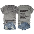 Détail de l'imprimé au dos sur t-shirt gris décontracté et short en jean déchiré - S / Gris Foncé (Police Noire)