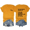 Vue détaillée du dos du t-shirt jaune gingembre avec texte imprimé noir et motifs graphiques - S / Jaune Moutarde (Police Noire)