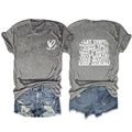 Dettaglio della t-shirt grigia con stampa a cuore e testo motivazionale sul retro - S / Grigio scuro (Stampa bianca)
