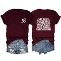 Détails avant et arrière du t-shirt bordeaux à slogan et du short en jean usé - S / Bordeaux