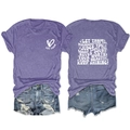 Détail du t-shirt violet avec texte au dos et short en jean bleu à bords effilochés - S / Violet (Imprimé Blanc)