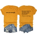 Dettaglio di t-shirt giallo zenzero con testo sul retro e pantaloncini di jeans strappati - S / Giallo Senape (Carattere Nero)