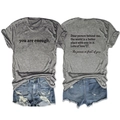 Dettaglio della T-shirt grigia con stampa e pantaloncini in denim con orlo a frange e strappi - S / Grigio Scuro (Carattere Nero)