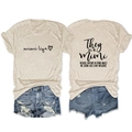 Dettaglio fronte e retro della t-shirt Mimi Life e shorts in denim consumati - S / Sabbia