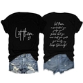 Vista anteriore e posteriore della T-shirt nera con testo bianco e shorts in denim usurati - Nero (Lettere Bianche)