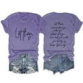 Vista fronte e retro della t-shirt viola stampata Let Them con pantaloncini in denim - Viola (Testo Nero)