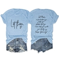 T-shirt azzurra con stampa Let Them e pantaloncini in denim azzurro strappati su bianco - Celeste (Font Nero)
