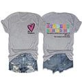 Détail du t-shirt étudiant gris et short en jean déchiré avec imprimé coloré au dos - S / Gris clair