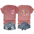 Détails avant et arrière du t-shirt rose avec texte imprimé et short en jean bleu délavé - S / Or rose