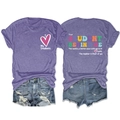 Mise à plat d'un T-shirt violet chiné avec imprimé au dos et short en jean déchiré - S / Violet