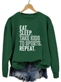 Détail de l'imprimé Eat Sleep Take Kids sur un sweat-shirt à col rond vert foncé - S / Vert foncé
