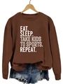 Détail de l'imprimé Eat Sleep Take Kids To Sports sur un sweat marron à manches longues - S / Café