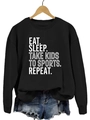 Détail du slogan Eat Sleep Take Kids To Sports imprimé sur un sweat noir à col rond - Noir