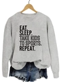 Détail du slogan Eat Sleep Take Kids to Sports sur un sweat à col rond gris chiné - Gris